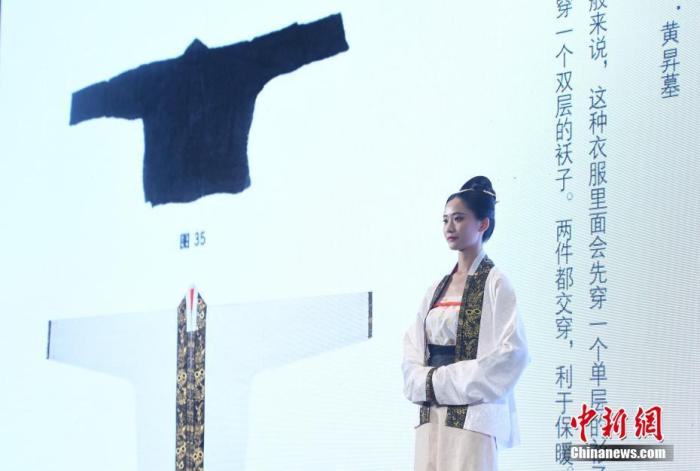 资料图：5月23日，中国丝绸博物馆，一位汉服爱好者在展示宋制汉服。