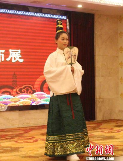 资料图：图为泉州传统文化促进会成立仪式上，明朝服装展示。廖静