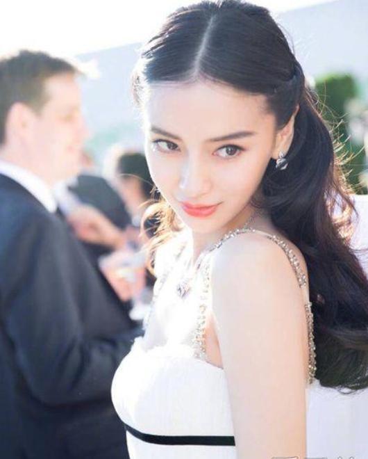 angelababy时装周街拍 流苏外套+牛仔裤示范早春穿搭