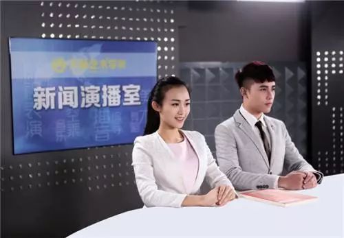 娱乐百分百王思佳夏日穿搭_穿搭资讯_绿色内搭外面穿什么外搭好看